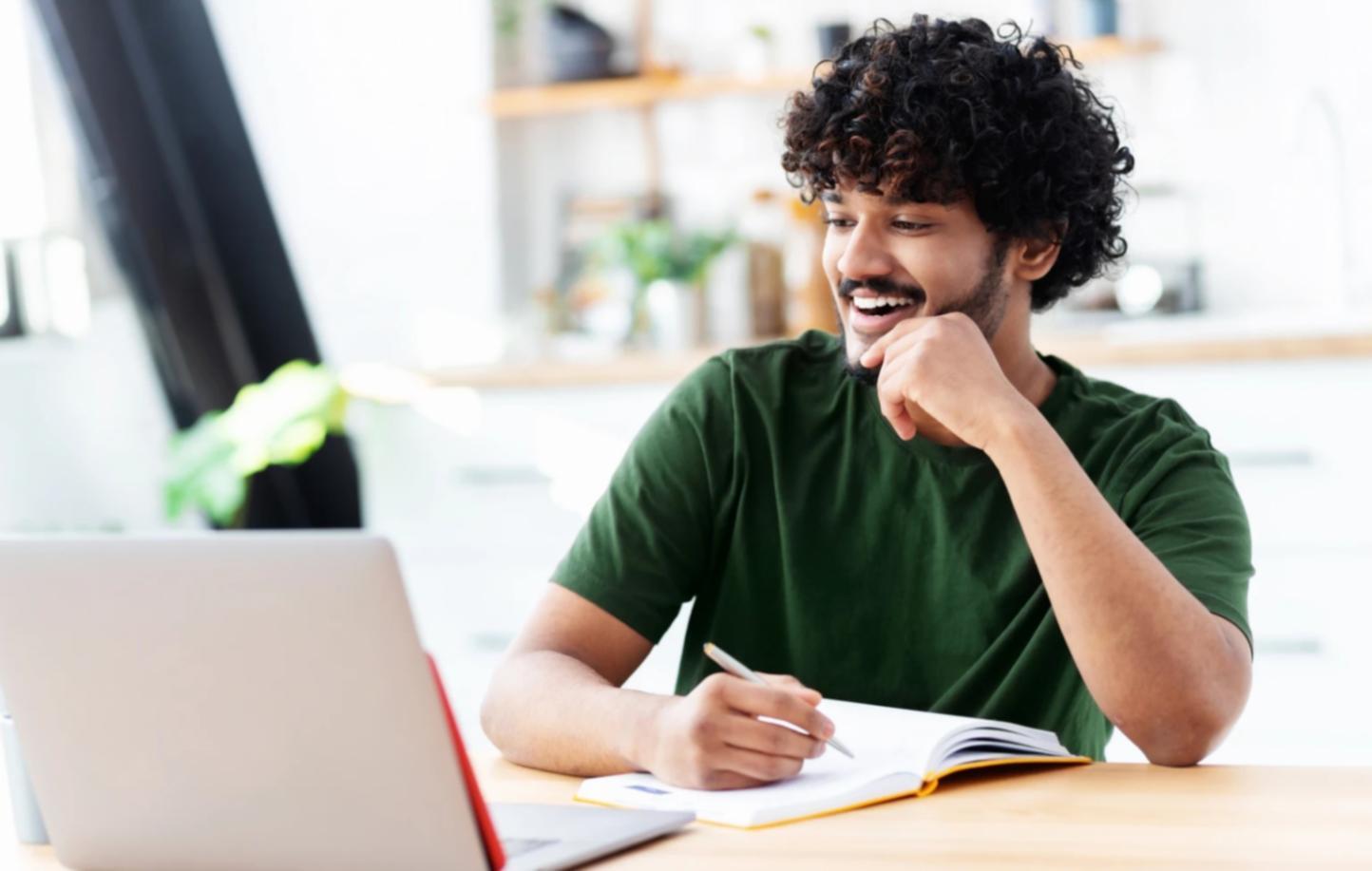 Discussion professionnelle autour de documents financiers dans un environnement de travail collaboratif